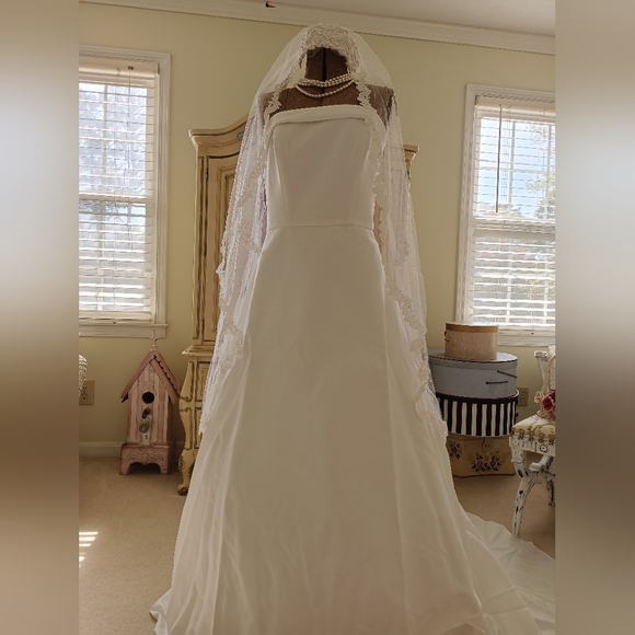 2005 TIMELESS A- LINE WEDDING GOWN! EUC!❤️ - Picture 7 of 16
